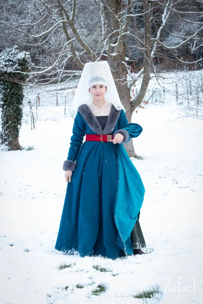 burgundian dress 0-1.webp