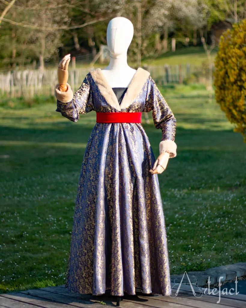 burgundian dress 0-3.webp