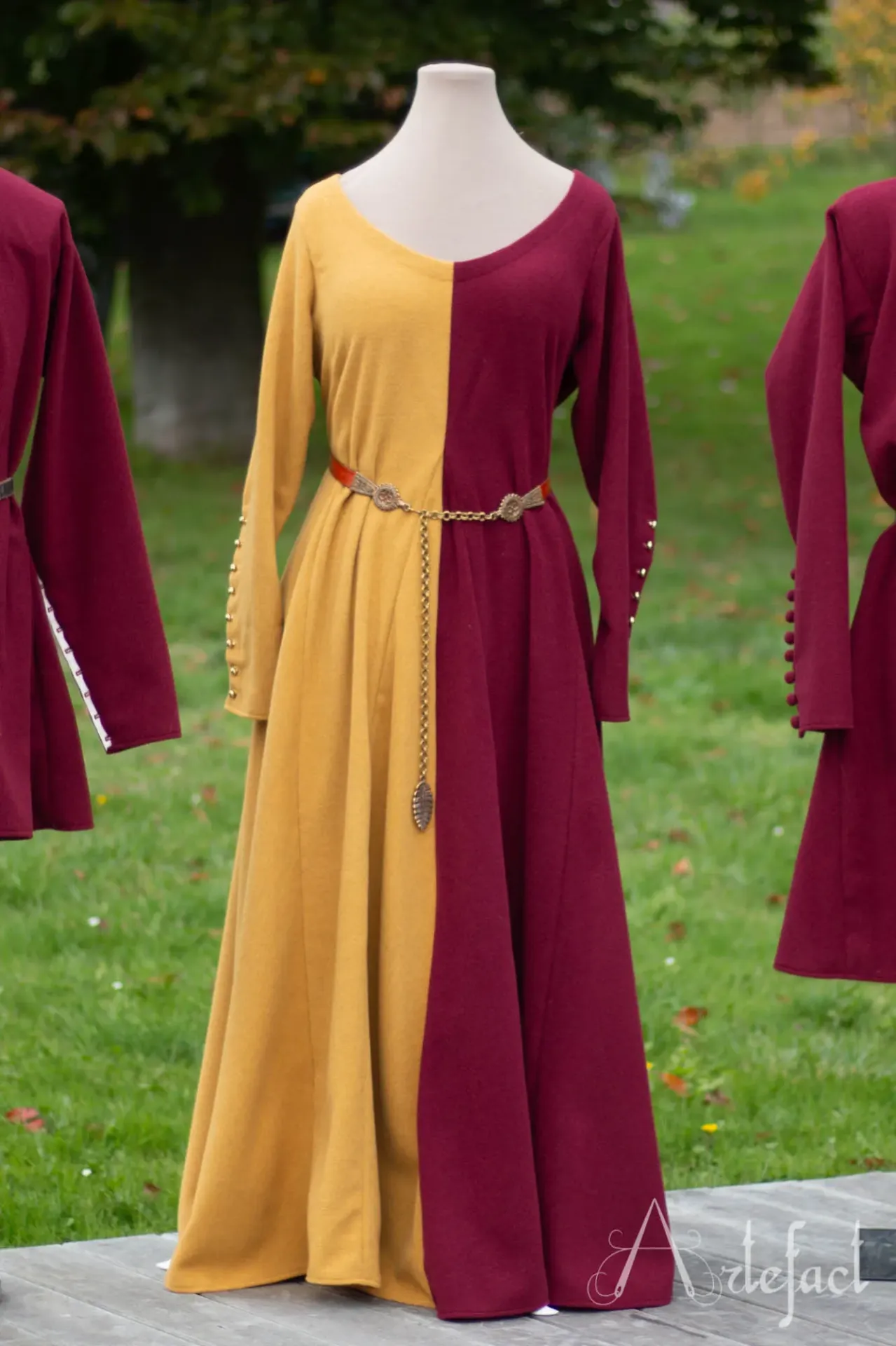Robe 14e siècle - type 1 (Lin, Coutures machine, 5 boutons métalliques par manches, uni)