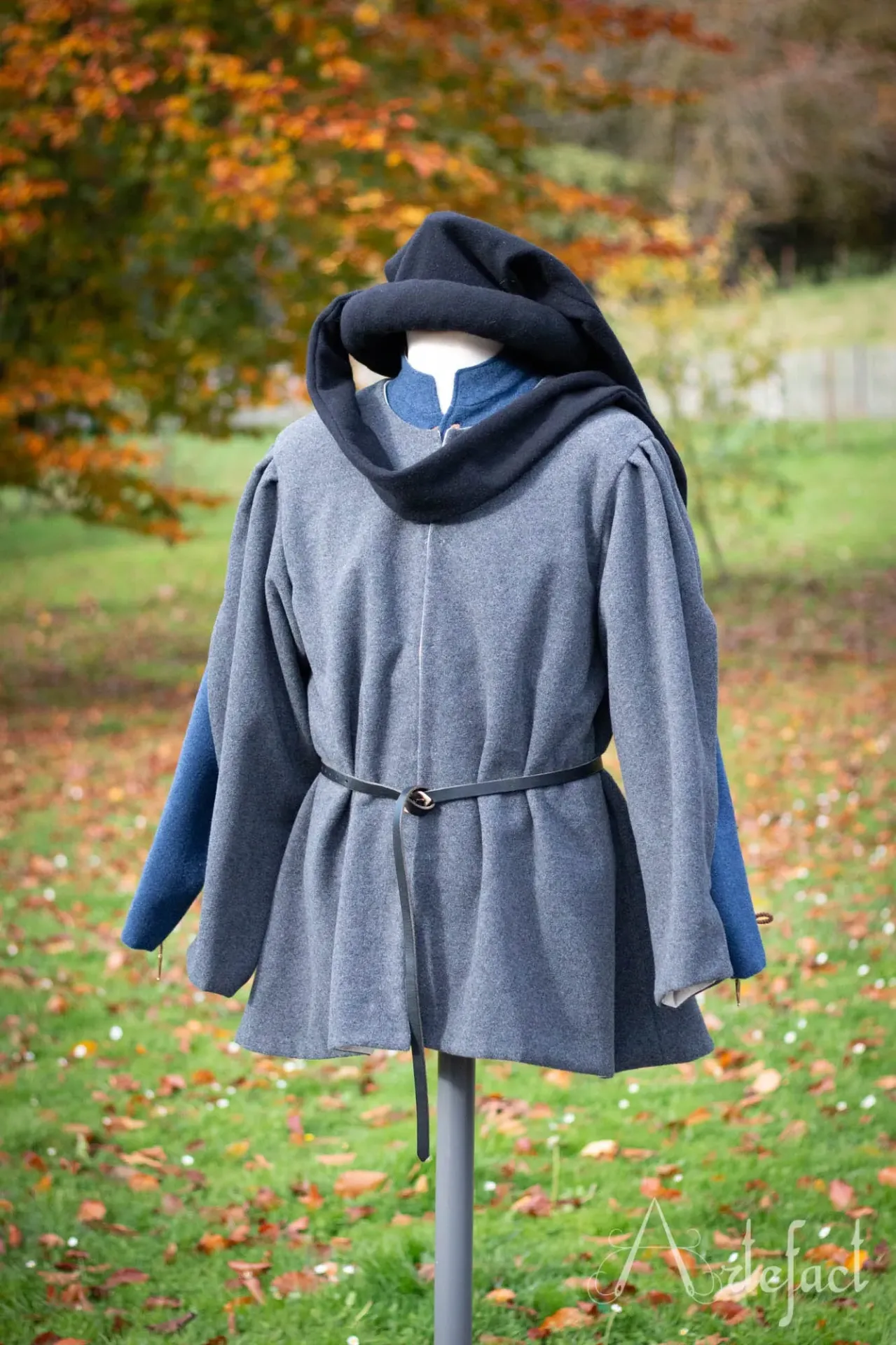 Manteau simple (mi-cuisse) (Simples, sans ouvertures, Coutures machine, Laine standard (90% laine +10% polyamide))