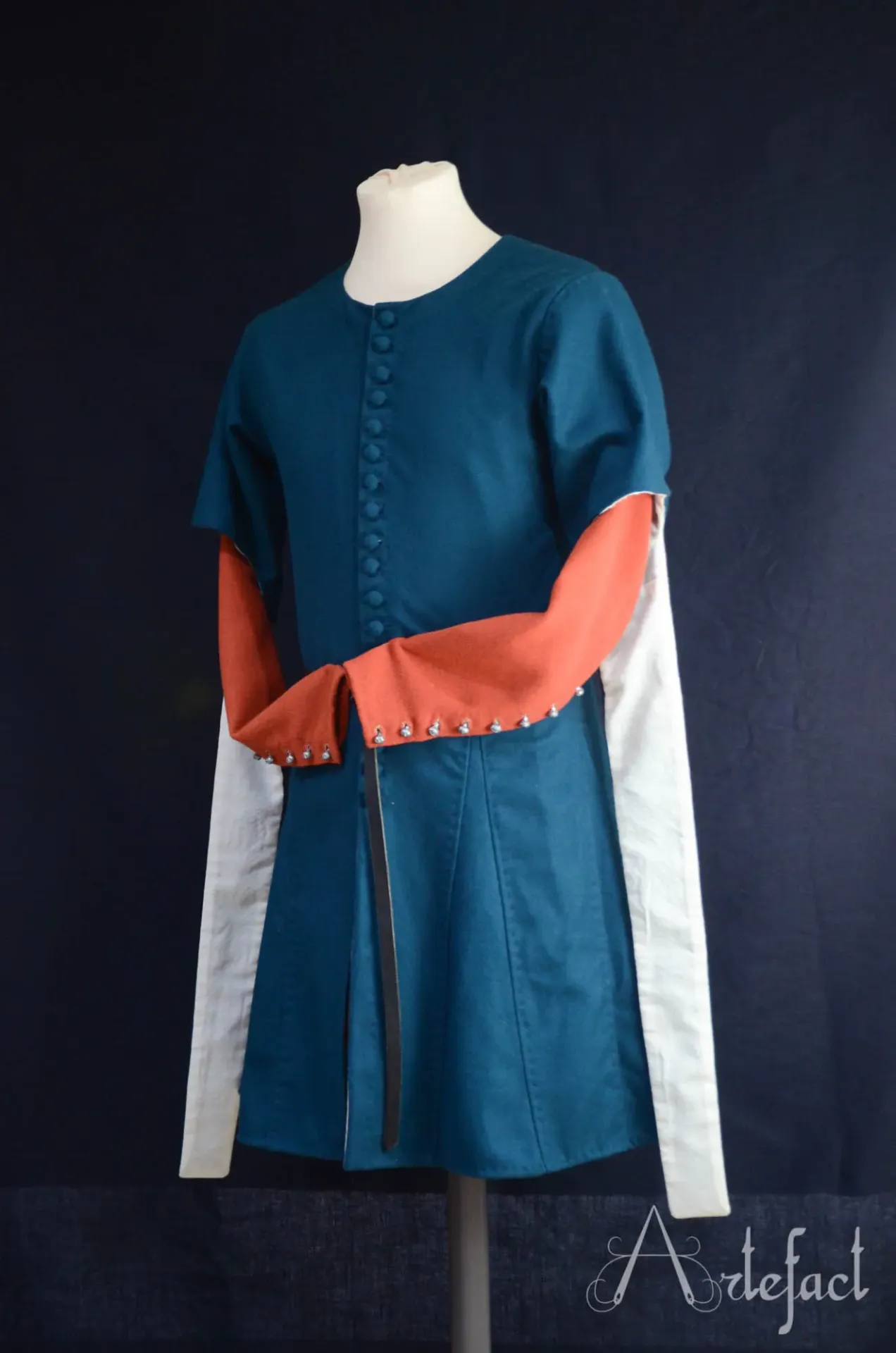 Surcot à coudières mi-14e siecle (Laine standard (, Sans doublure, Coutures machine, 16 boutons métalliques, Bouton T1, boutonnières machine (version 15 boutons), disposition haute (ils s'arrêtent aux hanches))