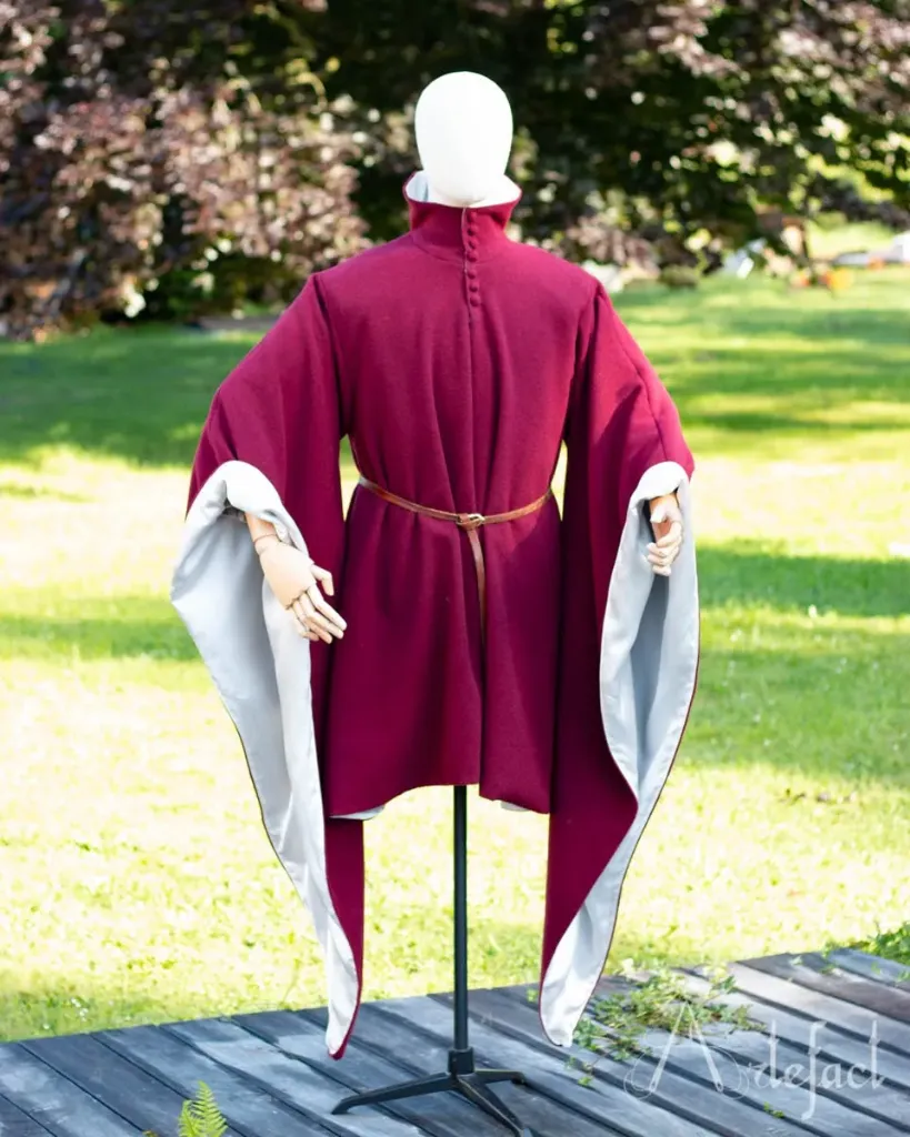 Houppelande masculine (mi-cuisse) (Coutures machine, Laine standard (90% laine +10% polyamide), Lin blanc ou beige, Col à 8 boutons métalliques, Bouton T1 laiton)